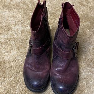 Earth Boots Bordeaux in color